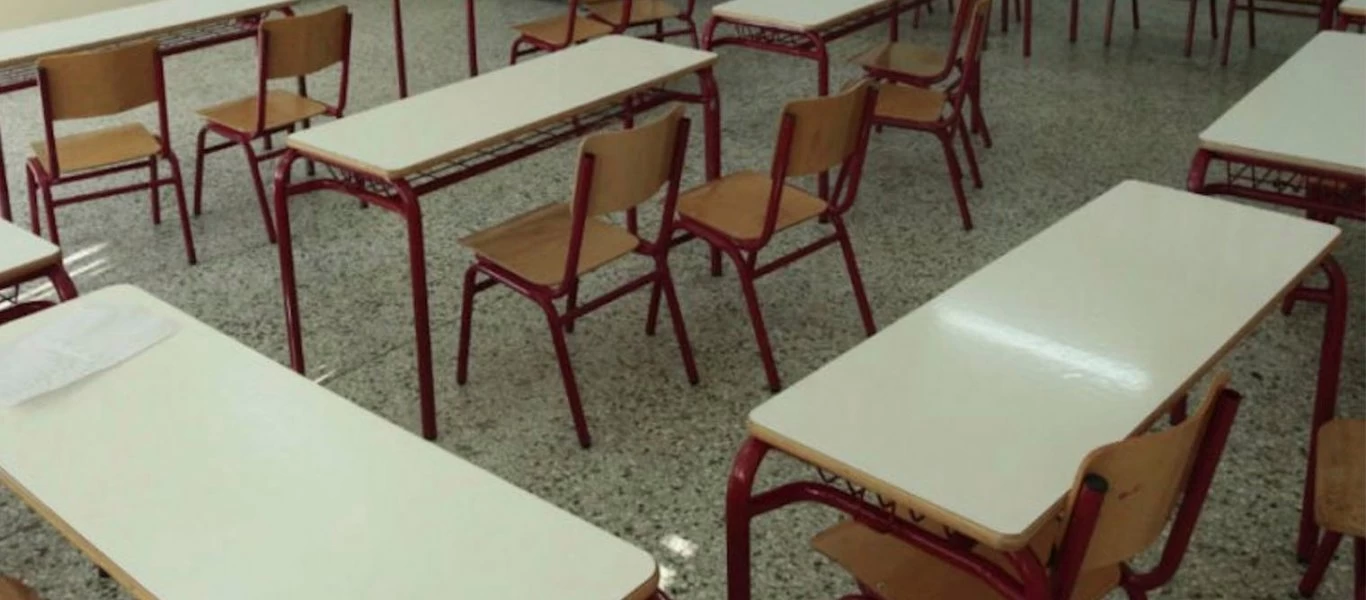 Αγρίνιο: Εξωσχολικός «σκόρπισε» τον πανικό σε σχολική αίθουσα - Άδειασε ολόκληρο πυροσβεστήρα